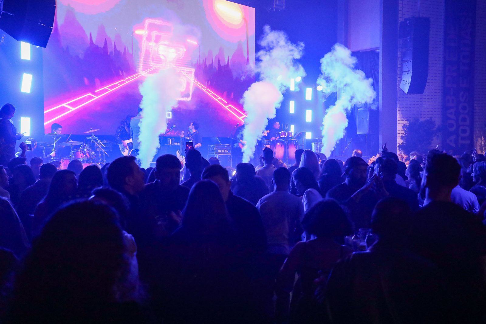 Show com produção de luz e fumaça