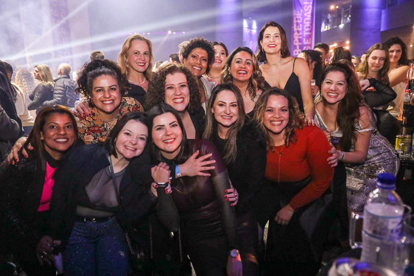 Grupo de advogadas na festa do OAB Agita 2025